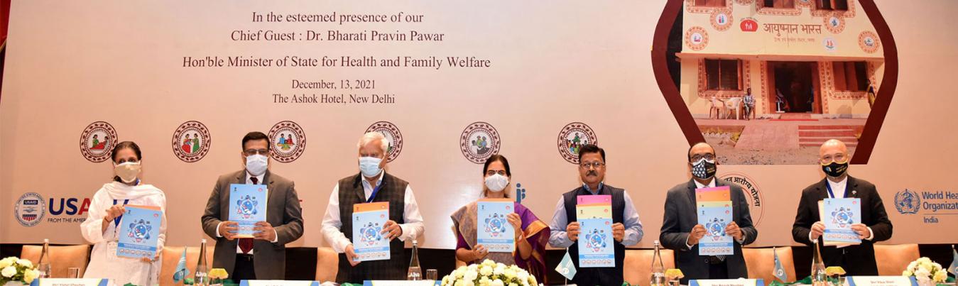 स्वास्थ्य और परिवार कल्याण राज्य मंत्री, डॉ भारती प्रवीण पवार 13 दिसंबर, 2021 को नई दिल्ली में सार्वभौमिक स्वास्थ्य कवरेज दिवस समारोह में प्रकाशन का विमोचन करते हुए। 